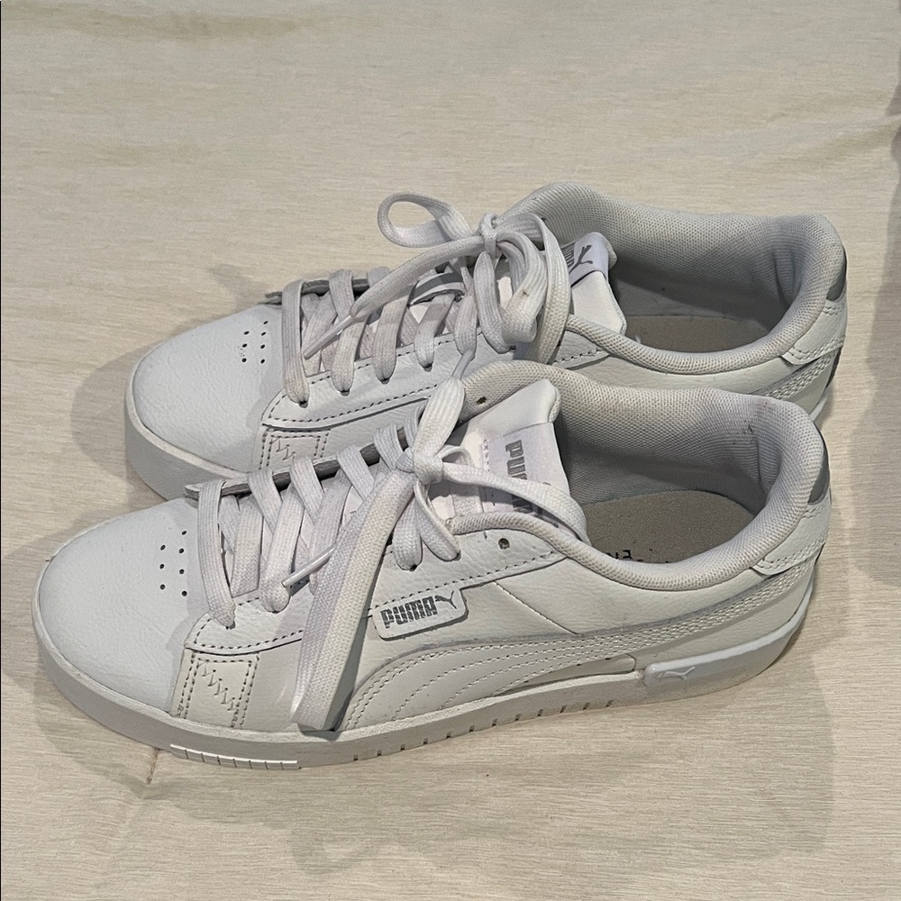 PUMA Women's white Sneakers